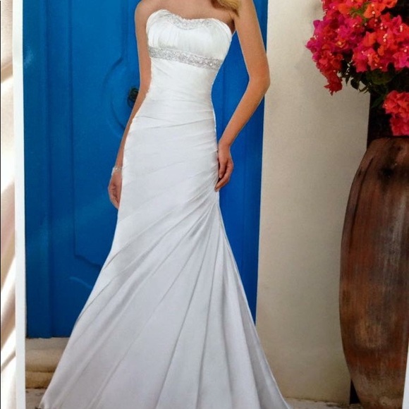 Brand new NEVER worn Wedding Dress